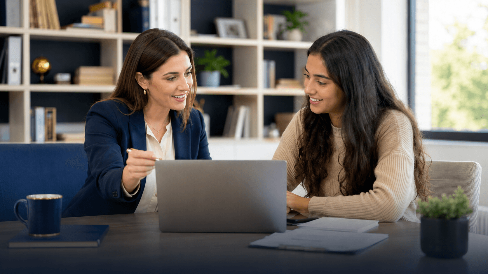 UStudy adviser speaking with a student